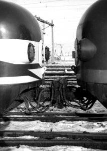 HUA-169506-Afbeelding van de koppeling van twee electrische treinstellen mat. 1954 van de N.S. op het terrein van de lijnwerkplaats te Leidschendam