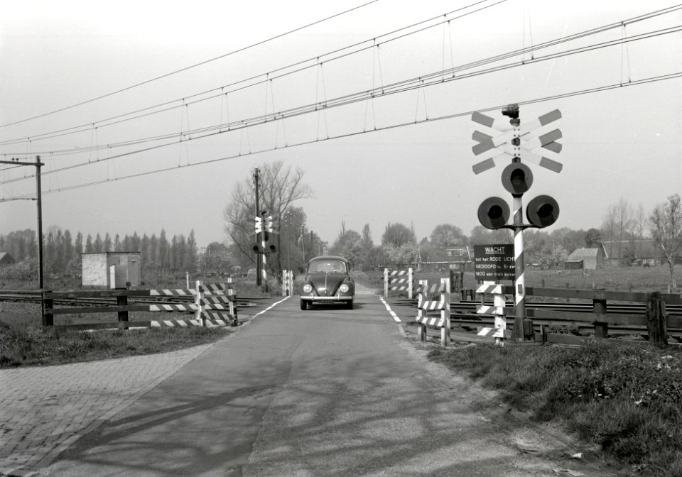 HUA-167626-Gezicht op de spoorwegovergang in de spoorlijn Utrecht-Amersfoort in de Voordorpsedijk bij Blauwkapel