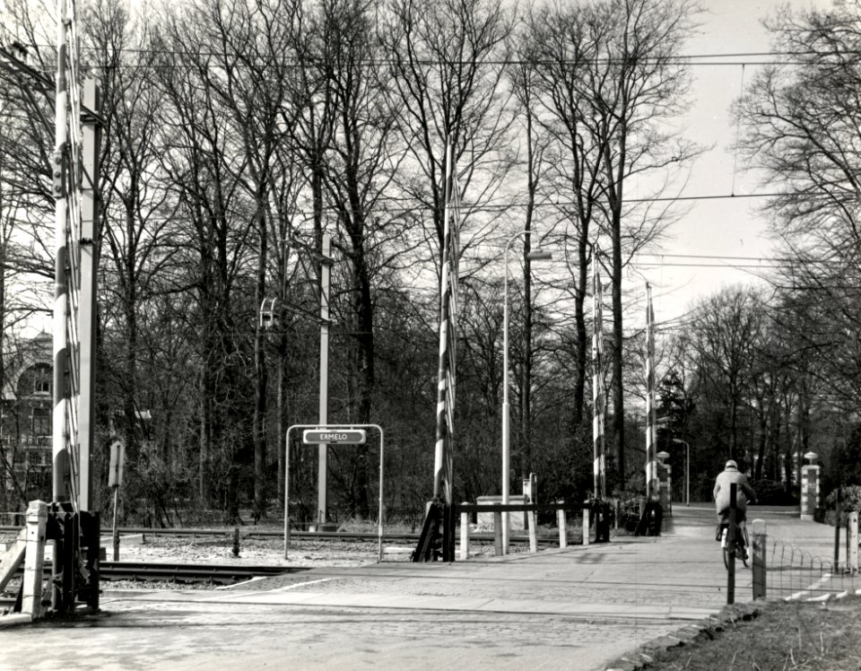 HUA-169400-Gezicht op de spoorwegovergang in de Stationsstraat te Ermelo