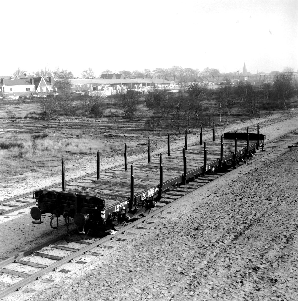 HUA-167473-Afbeelding van de rongenwagen 3184 391 0 010-4 (type Rs) van de N.S. op het terrein van de Hoofdwerkplaats (wagenwerkplaats) van de N.S. te Amersfoort