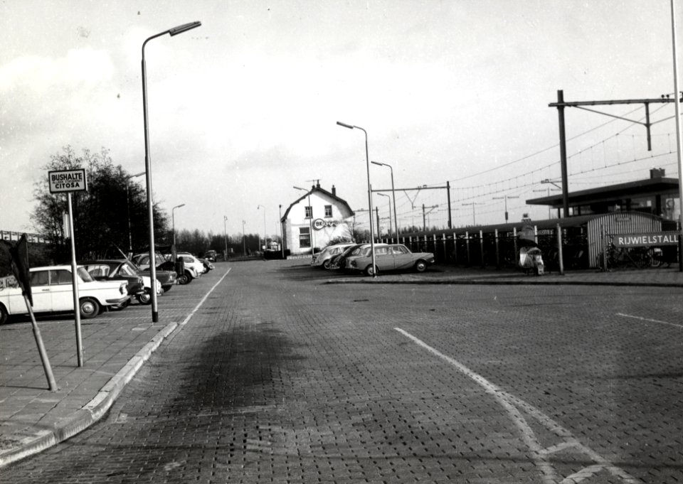 HUA-169267-Gezicht op de parkeerplaats bij het N.S.-station Zoetermeer te Zoetermeer. N.B. De naam van het station is op 3 juni 1973 gewijzigd in Zoetermeer Oost