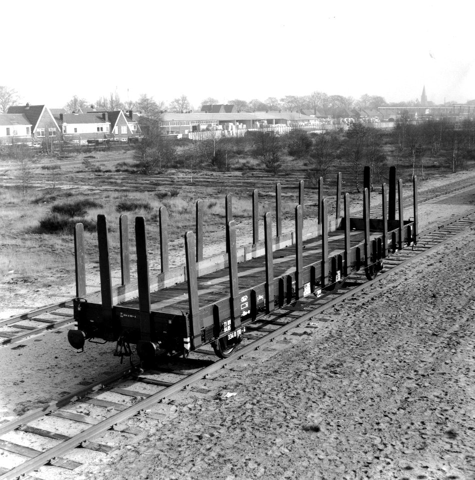 HUA-167472-Afbeelding van de rongenwagen 2184 334 0 110-4 (type Kbs-w) van de N.S. op het terrein van de Hoofdwerkplaats (wagenwerkplaats) van de N.S. te Amersfoort