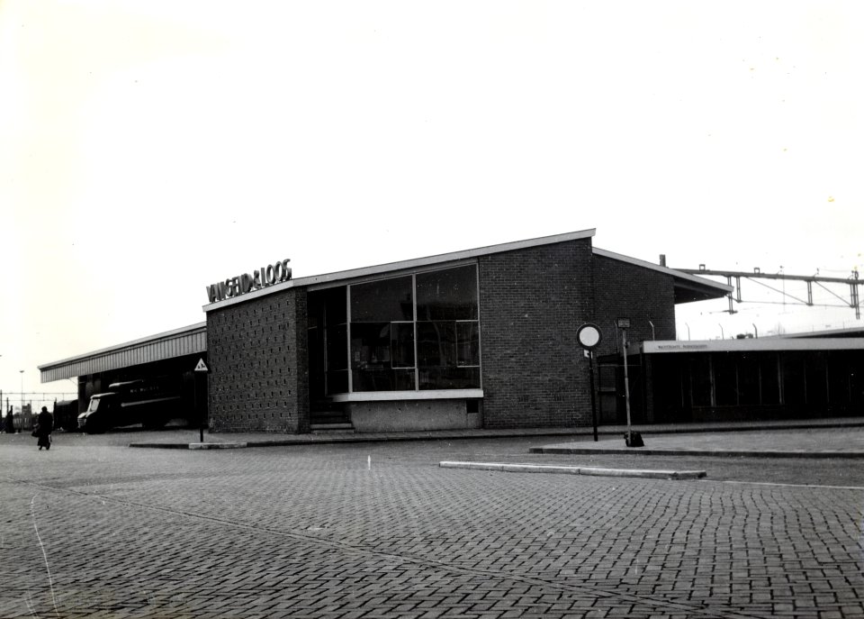 HUA-168362-Gezicht op de goederenloods van Van Gend & Loos bij het N.S.-station Den Helder te Den Helder