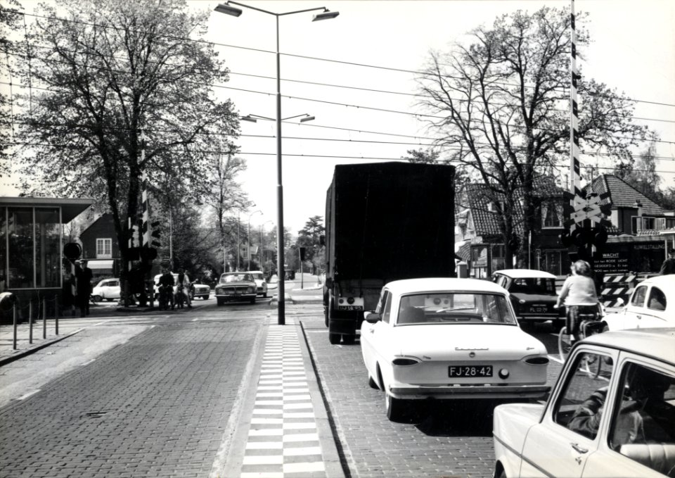HUA-169441-Gezicht op de spoorwegovergang in de Soestdijkerstraatweg te Hilversum