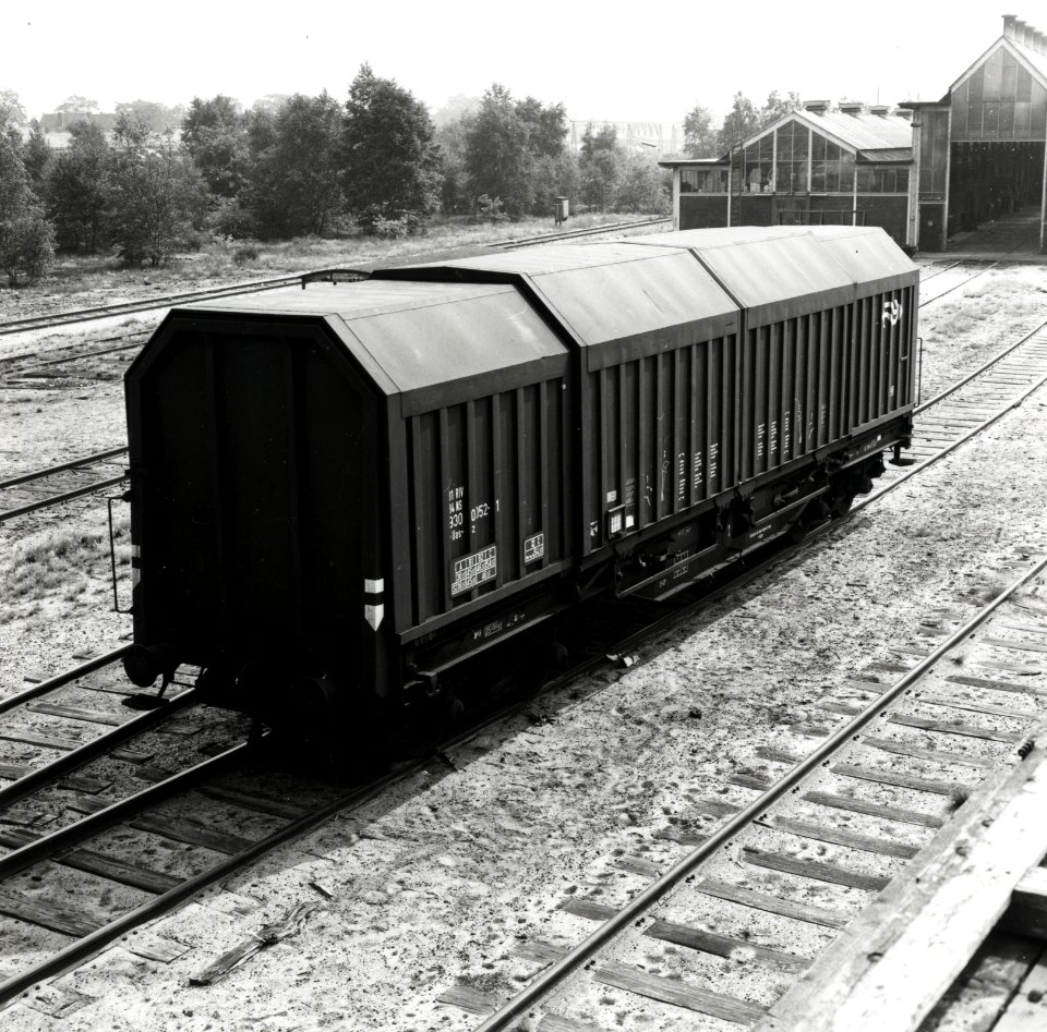 HUA-168379-Afbeelding van de coilwagen (schuifhuifwagen) 31 84 930 0 052-1 (serie 3184 930 0 000-052, type Uas-z) van de N.S. op het terrein van de Hoofdwerkplaats (wagenwerkplaats) te Amersfoort
