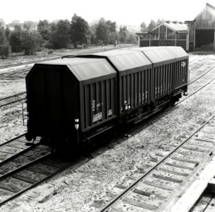 HUA-168379-Afbeelding van de coilwagen (schuifhuifwagen) 31 84 930 0 052-1 (serie 3184 930 0 000-052, type Uas-z) van de N.S. op het terrein van de Hoofdwerkplaats (wagenwerkplaats) te Amersfoort