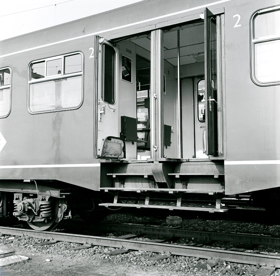 HUA-167713-Afbeelding van de (geopende) klapdeuren van een rijtuig plan W van de N.S. te Amsterdam Zaanstraat