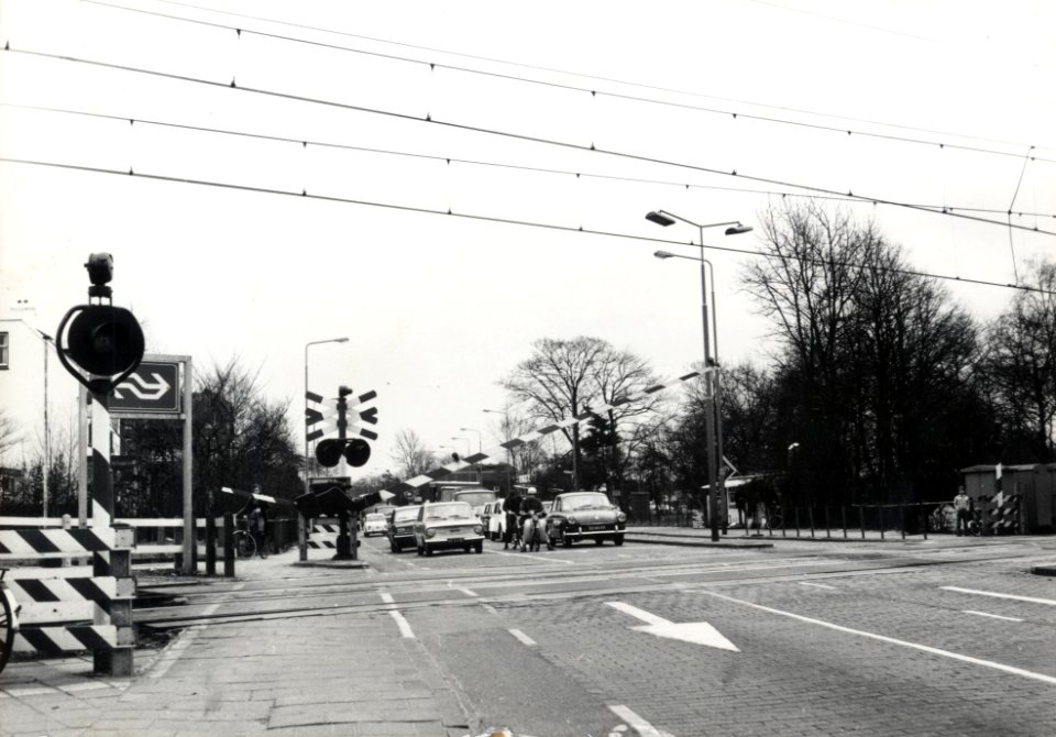 HUA-169439-Gezicht op de spoorwegovergang in de Soestdijkerstraatweg te Hilversum