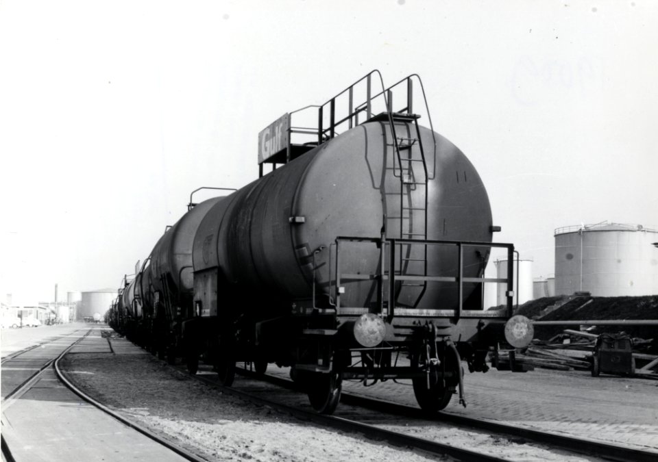 HUA-168385-Afbeelding van ketelwagens van Gulf, vermoedelijk in de Europoort bij Rotterdam