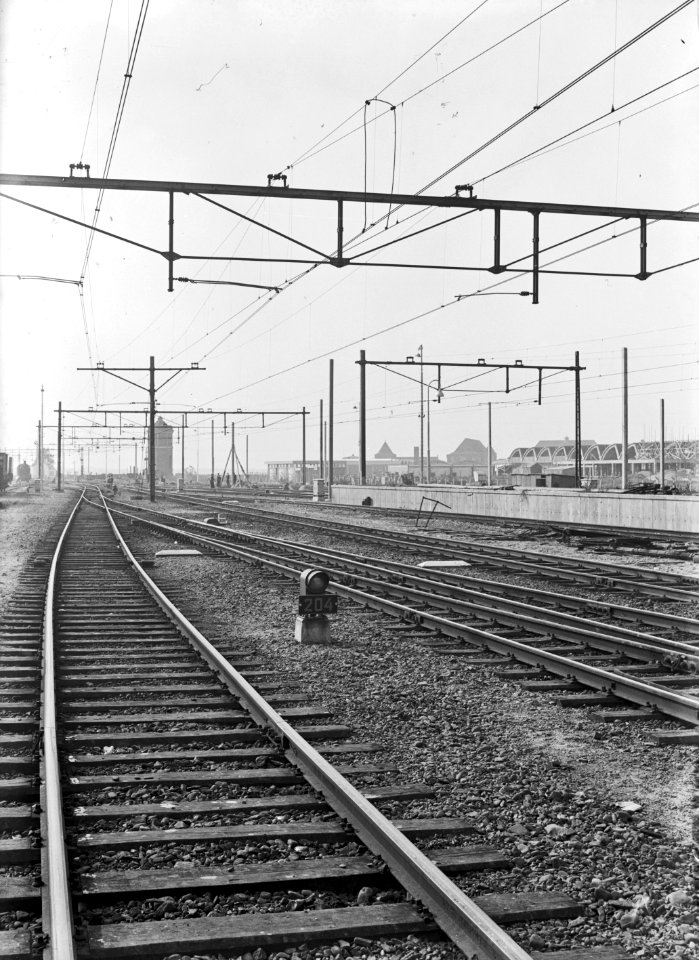 HUA-169500-Gezicht op het emplacement van het N.S.-station 's-Hertogenbosch te 's-Hertogenbosch, met in het midden dwergsein nr. 204