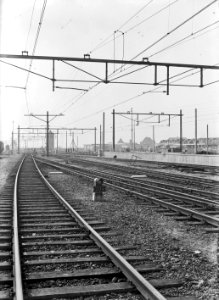 HUA-169500-Gezicht op het emplacement van het N.S.-station 's-Hertogenbosch te 's-Hertogenbosch, met in het midden dwergsein nr. 204