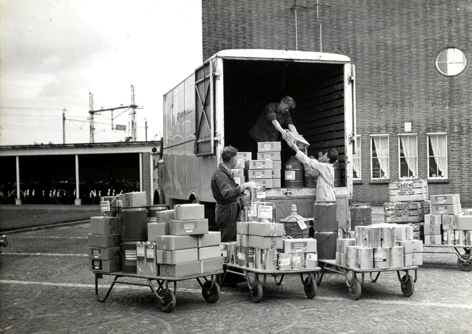 HUA-168351-Afbeelding van het overladen van goederen van lakfabriek Sikkens door Van Gend & Loos te Leiden