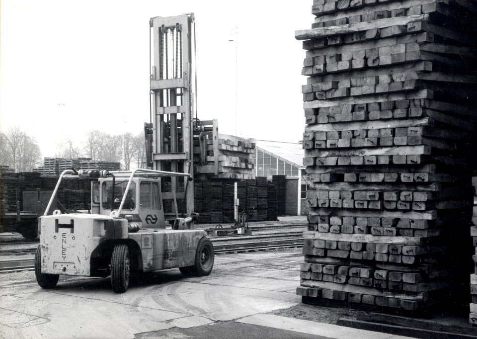 HUA-167654-Afbeelding van een heftruck bij de houtopslag van het Houtbereidingsbedrijf van de N.S. (HBI) te Dordrecht