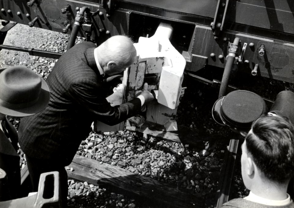 HUA-169513-Afbeelding van een demonstratie van een proeftrein met goederenwagens voorzien van een automatische koppeling te Utrecht