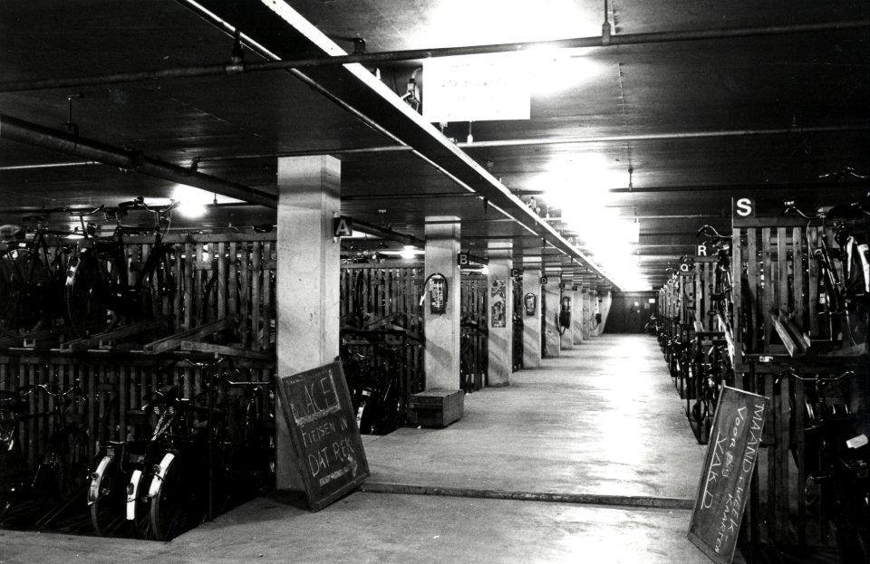HUA-169251-Interieur van de bewaakte rijwielstalling van het N.S.-station Den Haag C.S. te Den Haag