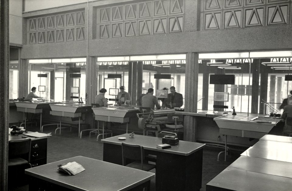 HUA-168516-Interieur van het N.S.-station Leiden te Leiden- plaatskaartenkantoor