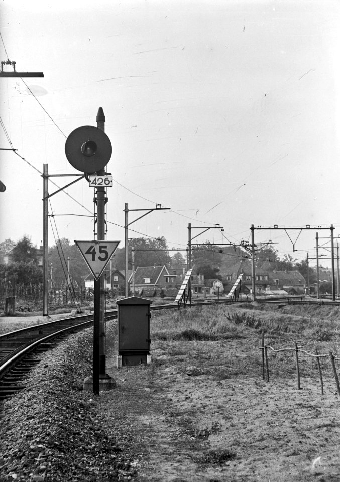 HUA-169474-Afbeelding van het automatisch bediende lichtsein nr. 426 bij Lunetten aansluiting te Utrecht (verbindingsspoor tussen de Oosterspoorweg en de spoorlijn naar 's-Hertogenbosch. Op de achtergrond enkele
