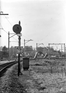 HUA-169474-Afbeelding van het automatisch bediende lichtsein nr. 426 bij Lunetten aansluiting te Utrecht (verbindingsspoor tussen de Oosterspoorweg en de spoorlijn naar 's-Hertogenbosch. Op de achtergrond enkele