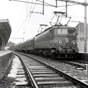 HUA-167728-Afbeelding van de electrische locomotief nr. 1147 (serie 1100) van de N.S. met twee rijtuigen plan W tijdens een proefrit te Utrecht C.S