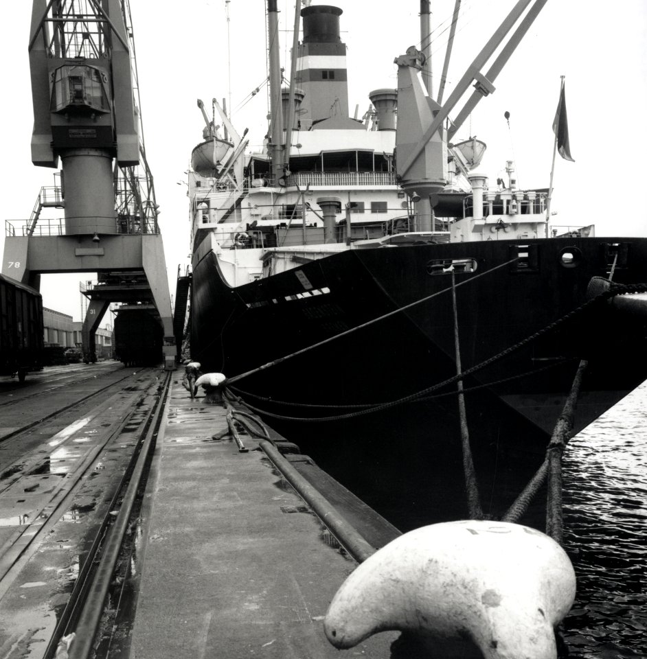 HUA-168461-Afbeelding van een schip langs een kade van de haven te Rotterdam