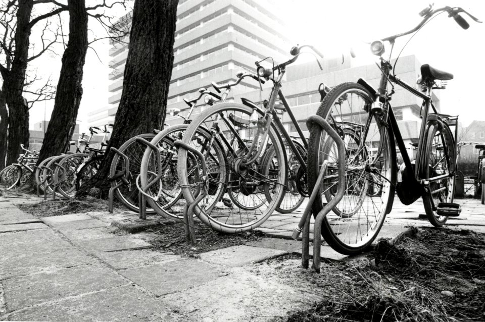 HUA-169243-Afbeelding van fietsen in de fietsklemmen bij het N.S.-station Den Haag C.S. te Den Haag
