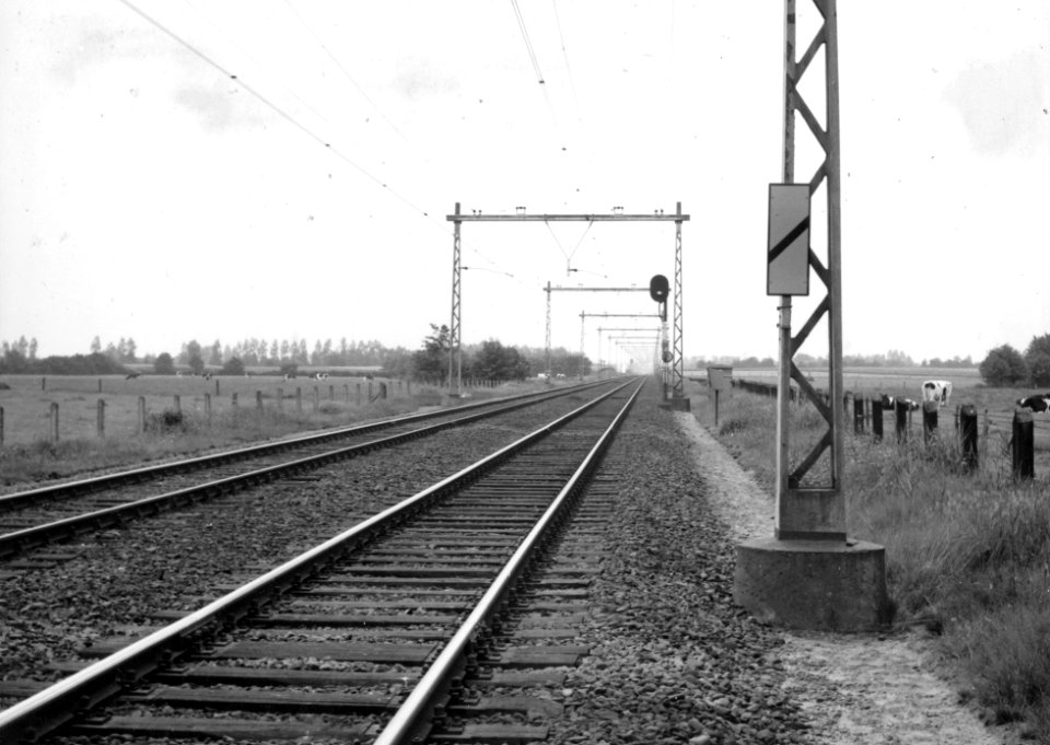HUA-169486-Gezicht op de spoorlijn tussen Nijkerk en Amersfoort met bakens en een voorsein ter hoogte van km 254 uit het noordoosten