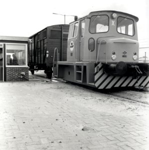 HUA-168444-Afbeelding van een O&K (Orenstein & Koppel) rangeerlocomotief bij de Stuwadoorsmaatschappij Müller-Progress in de Beatrixhaven te Rotterdam