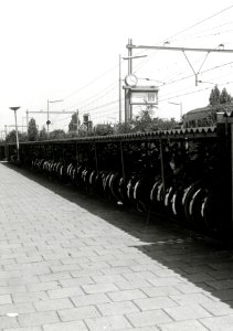 HUA-169257-Gezicht op de overdekte rijwielstalling bij het N.S.-station Utrecht Overvecht te Utrecht
