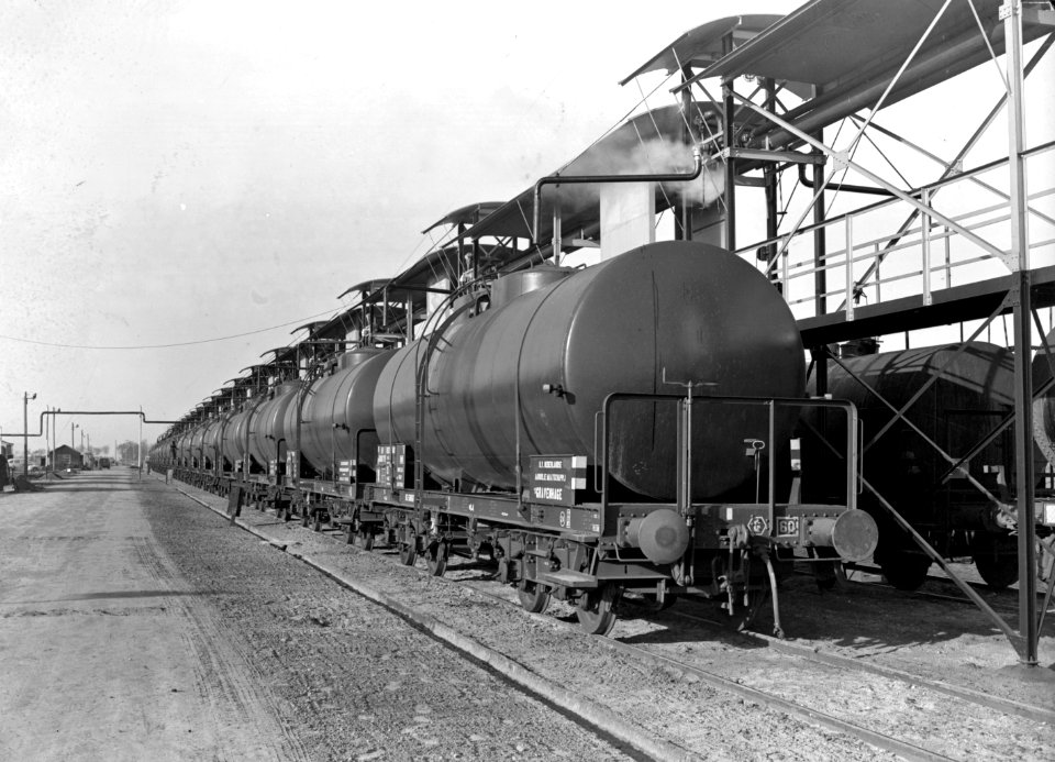 HUA-168367-Afbeelding van ketelwagens voor het vervoer van ruwe aardolie van de Nederlandse Aardolie Maatschappij (N.A.M.) bij het olielaadplatform te Schoonebeek