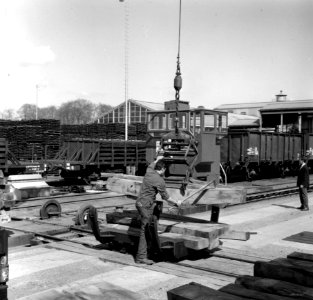 HUA-167686-Afbeelding van het transport van onbehandelde dwarsliggers op het terrein van het Houtbereidingsbedrijf van de N.S. (HBI) te Dordrecht