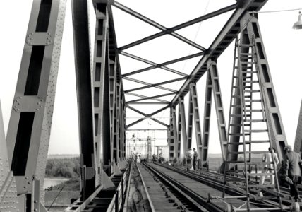 HUA-167984-Afbeelding van het invaren van een nieuw brugdeel voor de spoorbrug over het Hollands Diep (Moerdijkbrug) bij Moerdijk