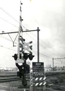 HUA-169430-Afbeelding van een AHOB bij een spoorwegovergang te Geleen (nabij Geleen Oost)