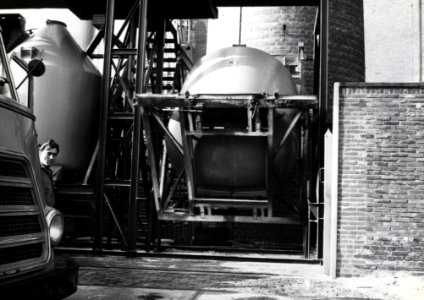 HUA-169601-Afbeelding van het afleveren van een silolaadkist voor het vervoer van soda bij de Vereenigde Glasfabrieken te Schiedam