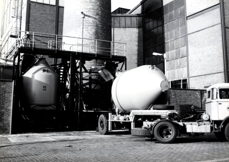HUA-169599-Afbeelding van het afleveren van een silolaadkist voor het vervoer van soda bij de Vereenigde Glasfabrieken te Schiedam