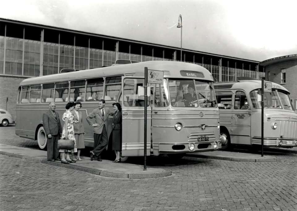 HUA-168017-Afbeelding van de Europabus van de N.B.M. naar Basel op het plein bij het N.S.-station Amsterdam Amstel te Amsterdam