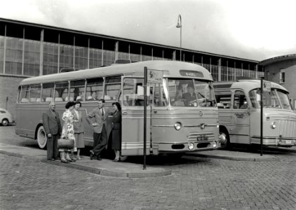 HUA-168017-Afbeelding van de Europabus van de N.B.M. naar Basel op het plein bij het N.S.-station Amsterdam Amstel te Amsterdam