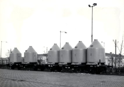 HUA-169593-Afbeelding van enkele platte wagens van de NS type Lbs z met silolaadkisten voor het vervoer van soda op de laad en losplaats van het NS station Schie
