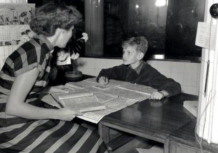 HUA-168010-Afbeelding van de 9-jarige Maarten van Traa uit Groningen en een informatrice van de Nederlandse Spoorwegen in het Inlichtingenbureau van de N.S. in het N.S.-station Utrecht C.S. te Utrecht. N.B. Maar