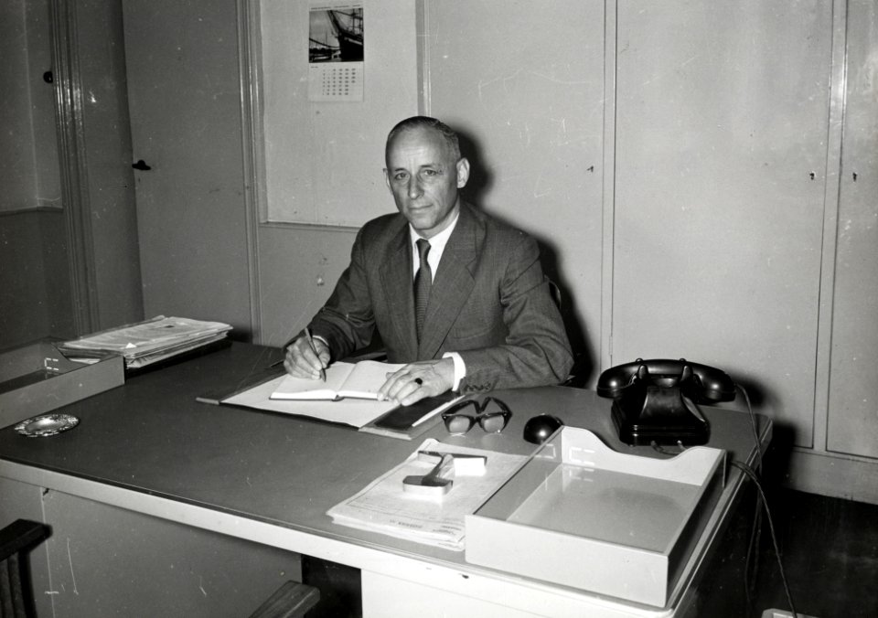 HUA-169348-Portret van ir. B. van Bilderbeek, chef van de Dienst van Exploitatie van de N.S., achter zijn bureau