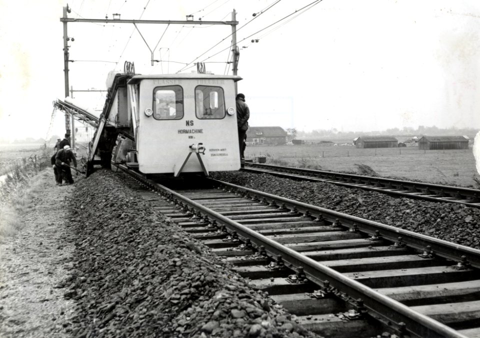 HUA-169664-Afbeelding van de hormachine van de N.S. tijdens onderhoudswerkzaamheden aan de spoorlijn te Heerhugowaard
