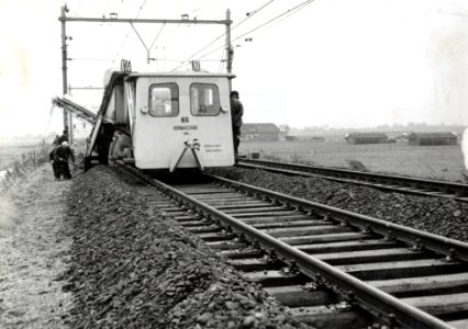 HUA-169664-Afbeelding van de hormachine van de N.S. tijdens onderhoudswerkzaamheden aan de spoorlijn te Heerhugowaard