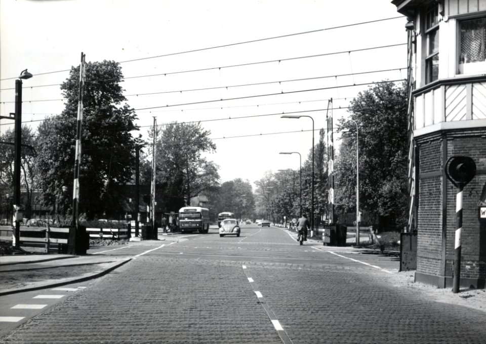 HUA-169393-Gezicht op de spoorwegovergang in de Hoofdstraat bij het NS station Driebergen Zeist te Driebergen Rijsenburg