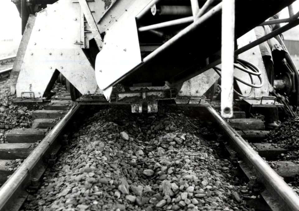 HUA-169672-Detail van de hormachine van de N.S. tijdens onderhoudswerkzaamheden aan de spoorlijn te Heerhugowaard