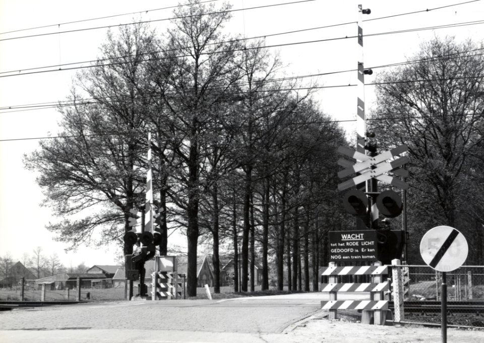 HUA-169425-Gezicht op de spoorwegovergang in de Eerbeekseweg te Brummen