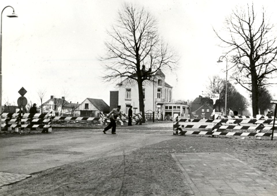 HUA-169403-Gezicht op de spoorwegovergang met schuifbomen in de Spoorstraat - Heijenseweg te Gennep