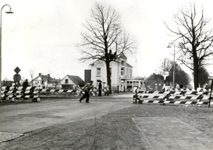 HUA-169403-Gezicht op de spoorwegovergang met schuifbomen in de Spoorstraat - Heijenseweg te Gennep