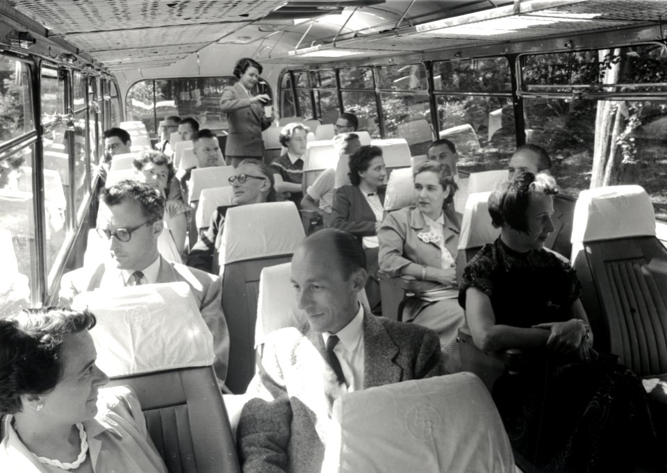 HUA-168021-Afbeelding van een groep reizigers in een Europabus van de N.B.M. tijdens een rit van Amsterdam naar Frankfurt