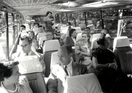 HUA-168021-Afbeelding van een groep reizigers in een Europabus van de N.B.M. tijdens een rit van Amsterdam naar Frankfurt