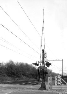 HUA-169413-Afbeelding van een AHOB bij de spoorwegovergang in de Barchman Wuytierslaan te Amersfoort