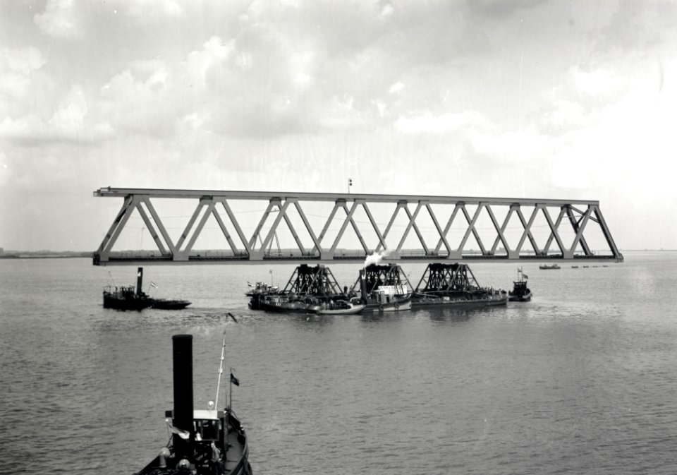 HUA-167987-Afbeelding van het invaren van een nieuw brugdeel voor de spoorbrug over het Hollands Diep Moerdijkbrug bij Moerdijk